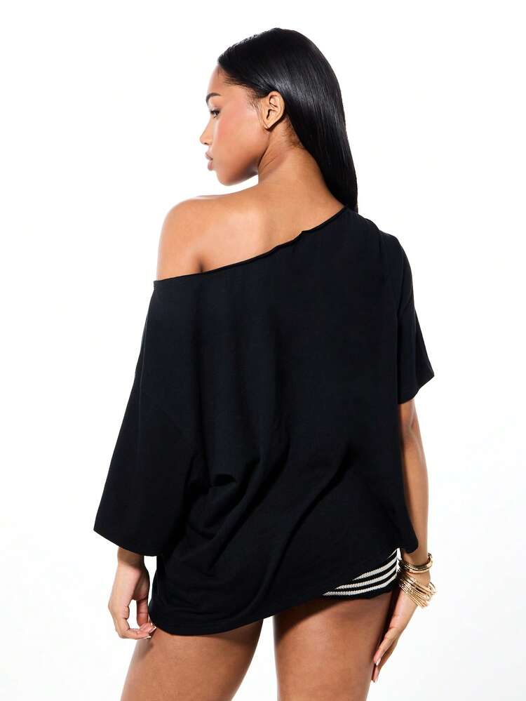 SUMWON Oversized Off-Shoulder Grafik T-Shirt mit Mädchen Kuss Gelb Muster Loose Fit Off-Shoulder Oberteil
