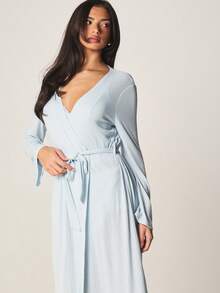 MISSGUIDED Áo choàng dài tay màu xanh nhạt chấm bi, cổ chữ V và thắt lưng buộc, thích hợp mặc ở nhà. - Màu xanh nhạt - Xem 4