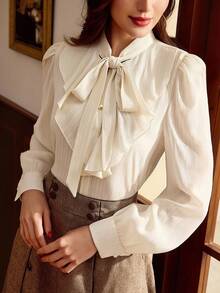 Vintamour 复古优雅女士衬衫，饰有纹理蝴蝶结、荷叶边下摆和珍珠纽扣，休闲百搭，适合工作、度假、夏季、春假、情人节等场合。优雅女士衬衫，春季女装衬衫。 - 米色 - 查看 2