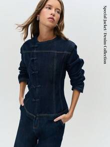 Nöista Áo khoác denim tối màu với khuy thắt nút lấy cảm hứng từ phương Đông và đường may ôm sát. Một lớp áo khoác thanh lịch cho mùa thu và mùa đông, kết hợp giữa kiểu dáng cổ điển với các chi tiết độc đáo, tạo nên phong cách đa năng cho kỳ nghỉ. - Màu xanh hải quân - Xem 12