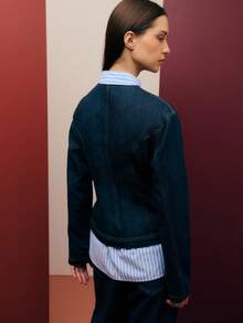 Nöista Áo khoác denim tối màu với khuy thắt nút lấy cảm hứng từ phương Đông và đường may ôm sát. Một lớp áo khoác thanh lịch cho mùa thu và mùa đông, kết hợp giữa kiểu dáng cổ điển với các chi tiết độc đáo, tạo nên phong cách đa năng cho kỳ nghỉ. - Màu xanh hải quân - Xem 11