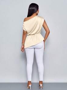 SOLERSUN Roupa Feminina de Primavera/Verão: Elegante e Estilosa, Perfeita para Uso Casual, Festas e Mais. Cor Damasco, Acabamento Brilhante, Tecido Tecido, Ajuste Sexy, Sem Mangas, Decote Assimétrico com Design Ombro à Mostra, Ombros Plissados, Babados na Cintura, Bainha Assimétrica. Camisa. - Damasco - Visão 2