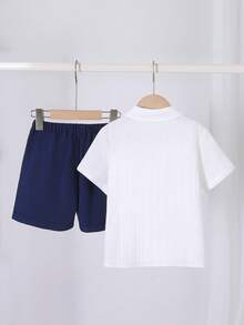 SHEIN 男童两件套超值组合，休闲运动学院风彩色条纹饰边 Polo 领短袖衬衫搭配卡其色梭织短裤，适合日常、春夏、运动、户外、校园、派对、节日、拍照、返校季等场合。派对穿搭指南，夏季派对基本款穿搭指南 - 白色 - 查看 4