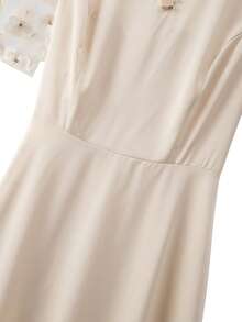 GlowEve CURVE Vestido de satén midi de línea A con cuello de gota, decoración de encaje floral y volantes en las mangas cortas, adecuado para citas románticas y reuniones, talla grande para mujeres - Albaricoque - Ver 5
