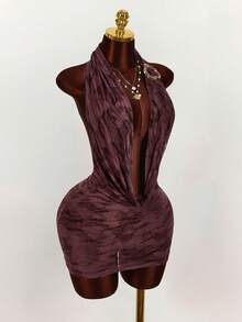 Amplova Gaun mini seksi berwarna ungu berbahan jala dengan leher halter, desain tanpa punggung, dan detail transparan dengan motif cetak di seluruh permukaan. - Purple - View 6