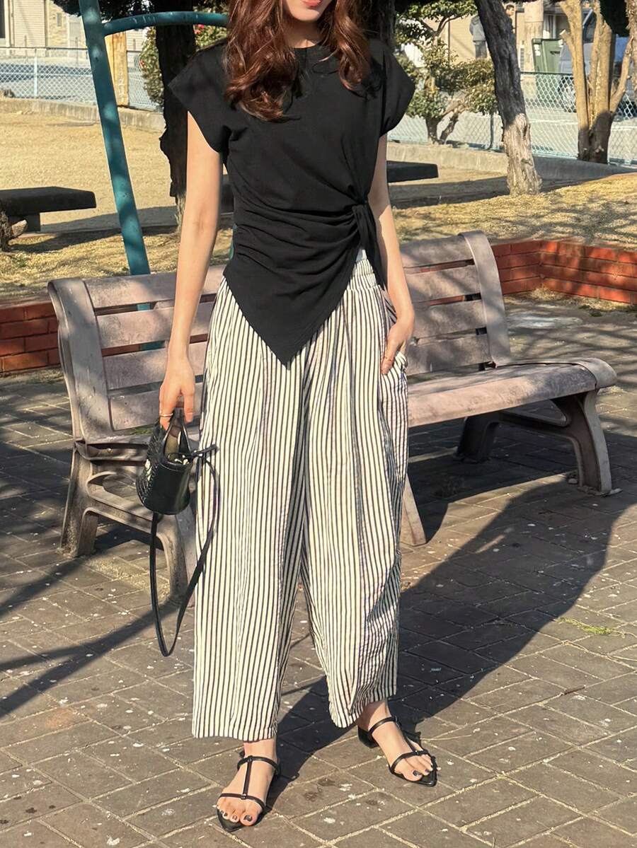 FRIFUL 女士不对称下摆抽绳褶皱T恤和条纹阔腿七分裤两件套度假套装（夏季） - 黑色 - 查看 1