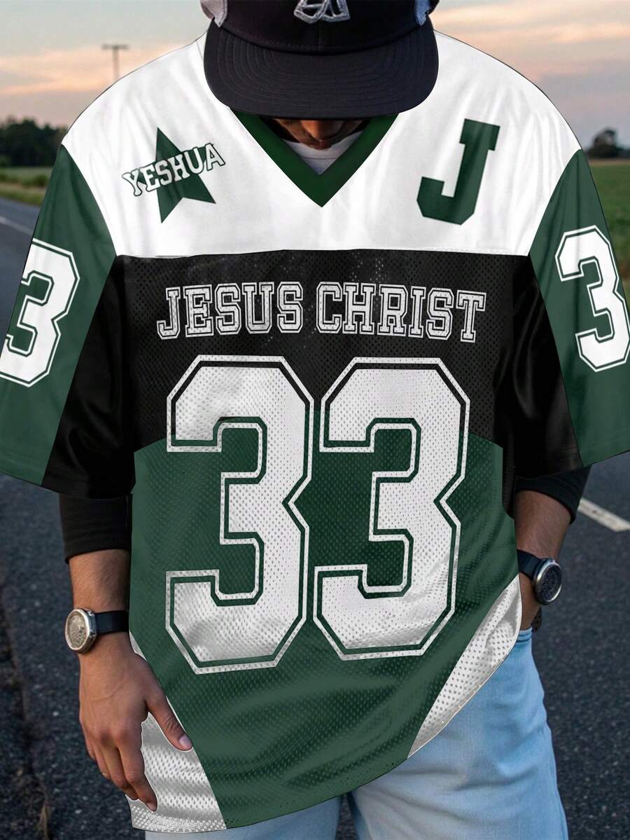 Aesthetic Post Camiseta de manga corta con cuello en V, estampado de letras y números y contraste de color para hombres - Multicolor - Ver 1