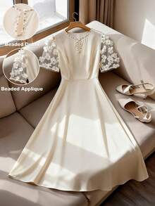 GlowEve CURVE Vestido de satén midi de línea A con cuello de gota, decoración de encaje floral y volantes en las mangas cortas, adecuado para citas románticas y reuniones, talla grande para mujeres - Albaricoque - Ver 1