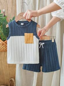 SHEIN Vintaside Kids 男童夏季蓝白黄撞色圆领无袖背心搭配短裤套装。舒适、简约、休闲的风格。前袋和短裤抽绳装饰，兼具实用性。采用交叉纹理面料，厚度适中，版型合身。适合户外探险、居家休闲和派对聚会等各种场合。 - 彩色 - 查看 3