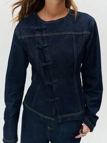 Nöista Áo khoác denim tối màu với khuy thắt nút lấy cảm hứng từ phương Đông và đường may ôm sát. Một lớp áo khoác thanh lịch cho mùa thu và mùa đông, kết hợp giữa kiểu dáng cổ điển với các chi tiết độc đáo, tạo nên phong cách đa năng cho kỳ nghỉ. - Màu xanh hải quân - Xem 2