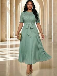 Fleurora Elegantes Kleid für Damen in Große Größen mit Kontrast-Spitze, Rundhalsausschnitt, Kurzarm und plissiertem Saum - Kadettenblau - Übersicht 2