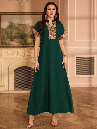 Al Najma فستان أنيق ذو ياقة مندرين مطرزة وأكمام راجلان مزخرفة بالزهور