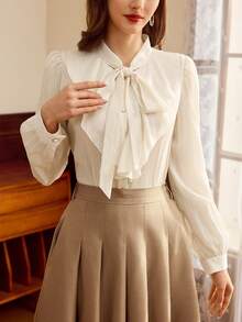 Vintamour 复古优雅女士衬衫，饰有纹理蝴蝶结、荷叶边下摆和珍珠纽扣，休闲百搭，适合工作、度假、夏季、春假、情人节等场合。优雅女士衬衫，春季女装衬衫。 - 米色 - 查看 4