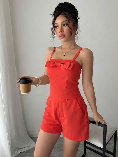 Combinaciones, Ideal para Escenas Casuales y Citas. Top con Moño + Pliegues Elásticos en la Espalda + Tirantes Ajustables (Dulce y Adaptable). Pantalones Cortos de Alta Cintura que Alargan las Piernas. Tela Fluida y Estructurada, Cómoda y Elegante.