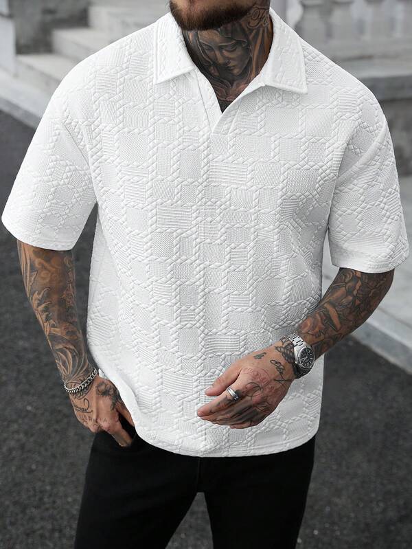 Manfinity CasualCool 男士休闲提花针织 Polo 衫，百搭日常穿着，尽显男士绅士风范，适合日常休闲、周末旅行、户外活动、探险旅行、轻松的工作环境或半正式场合，也是送给男友/丈夫、周年纪念/生日、派对、夏季假期、婚礼、春夏交替、狂欢节等场合的理想之选。这款男士休闲白色 Polo 衫采用独特的纹理面料，白色纹理男士衬衫，男士图案衬衫，男士白色衬衫。