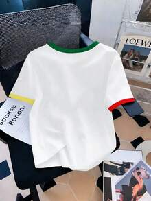 GlowEve CURVE Camiseta casual plus size com gola redonda e bordado de trevo em cores contrastantes - Multicolorido - Ver 2