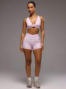 Musera Sport 樱桃印花扭结前片运动文胸和高腰交叉腰带运动短裤套装，适合运动健身、健身房、普拉提等日常夏季穿着。 - 粉色 - 查看 5