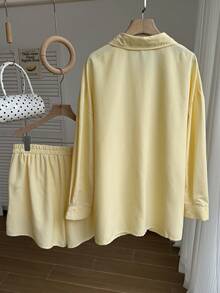 SHEIN EZwear 大码春夏刺绣衬衫短裤套装，休闲黄色条纹衬衫两件套 - 鵝黃色 - 查看 2