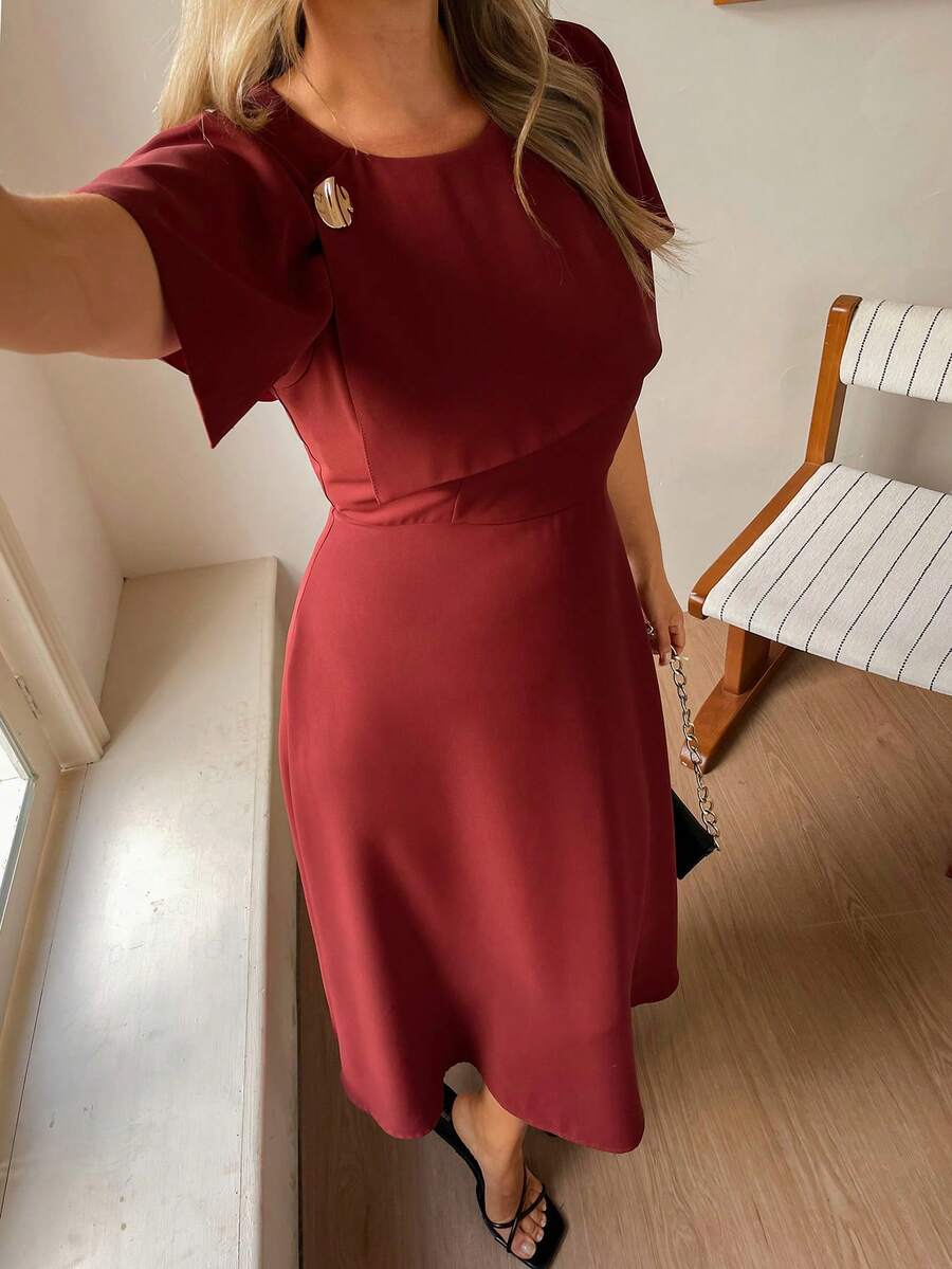 DAZY 女士披肩领收腰中长连衣裙 - 酒紅色 - 查看 1