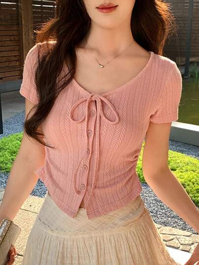 DAZY Camiseta corta de mujer de cuello redondo con lazo delantero, de manga corta y textura casual para el verano