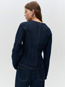 Nöista Áo khoác denim tối màu với khuy thắt nút lấy cảm hứng từ phương Đông và đường may ôm sát. Một lớp áo khoác thanh lịch cho mùa thu và mùa đông, kết hợp giữa kiểu dáng cổ điển với các chi tiết độc đáo, tạo nên phong cách đa năng cho kỳ nghỉ. - Màu xanh hải quân - Xem 3