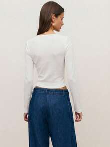 Nöista 修身短袖针织开衫，翻领饰有蕾丝花边。优雅的纹理面料，细节精致——非常适合春假穿搭、休闲或办公穿着，以及女士生日装扮或优雅造型。 - 白色 - 查看 2