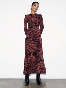 Nöista 这款长袖丝绒连衣裙质感丰富，饰有柔软的花卉烧花纹理，修身剪裁，尽显优雅气质。是情人节派对、春夏晚宴或任何高雅场合的完美之选。也可作为婚礼宾客的礼服。 - 酒紅色 - 查看 6