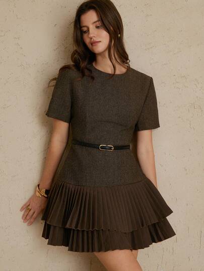 Aveloria Rosie Vestido mini elegante, versátil y minimalista de alta calidad, con cuello redondo, cintura ceñida, doble capa y bajo plisado en tela de espiga para mujeres