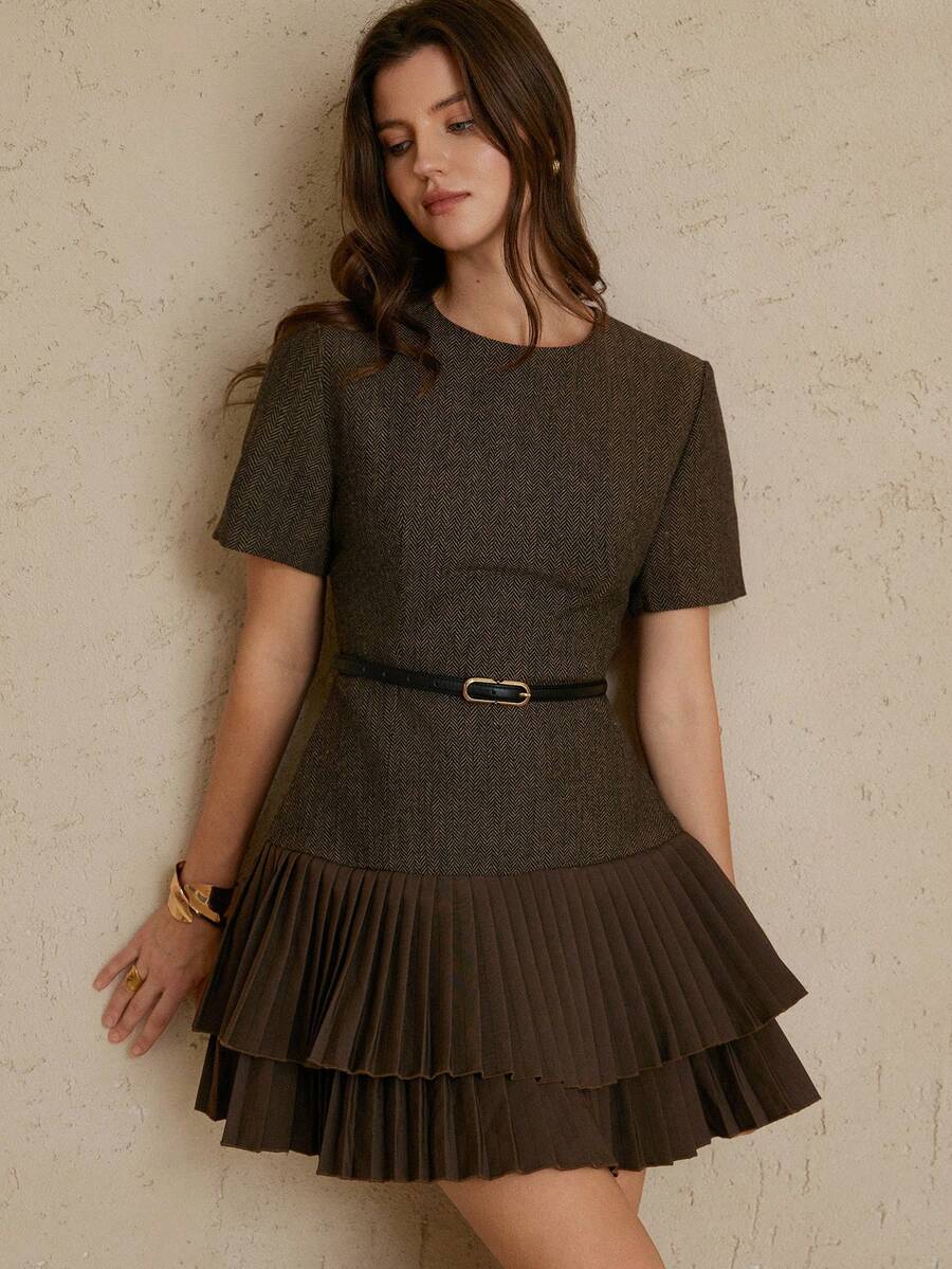 Aveloria Rosie 优雅百搭简约风高品质人字纹面料圆领收腰双层褶裥下摆迷你连衣裙，女士款 - 彩色 - 查看 1