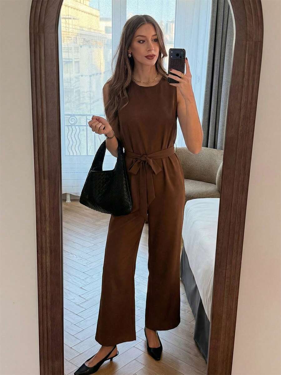 Pariaura Eleganter brauner ärmelloser Jumpsuit im Vintage-Stil - Rundhalsausschnitt, Taillenbindung, weite Beine, Frühling Sommer Chic Hose; Eleganter schlanker brauner ärmelloser Jumpsuit - Rundhalsausschnitt, Bindung, weite Beine, Frühling Sommer vielseitige Hose; Minimalistischer, stilvoller brauner ärmelloser Jumpsuit - Rundhalsausschnitt, Taillenbindung, weite Beine, Frühling Sommer Pendler Hose - Braun - Übersicht 1