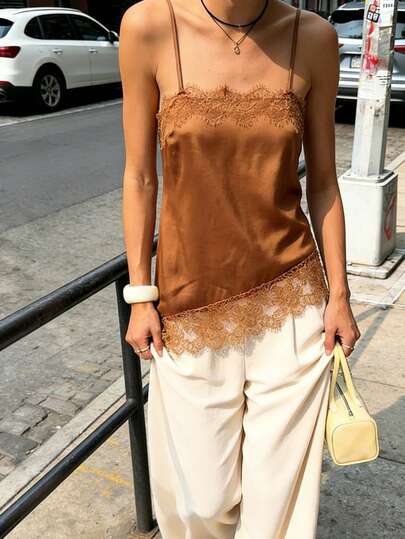 Pariaura 2026 Novo Lançamento Regata Assimétrica Casual Feminina com Estampa Tie-Dye Marrom, Recortes de Renda, Alças Ajustáveis e Bainha Inclinada, Estilo Minimalista para Escritório e Férias