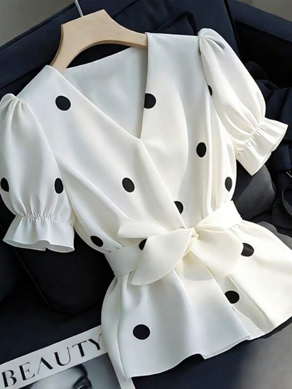 Franclia Blusa de manga corta con cuello en V y decoración de corbata, de estilo suelto y versátil, con estampado de lunares, para mujer