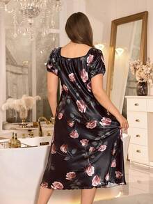 MuseNap CURVE Áo ngủ cỡ lớn bằng satin in hoa hồng, cổ chữ V, thắt nơ. - màu đen - Xem 3