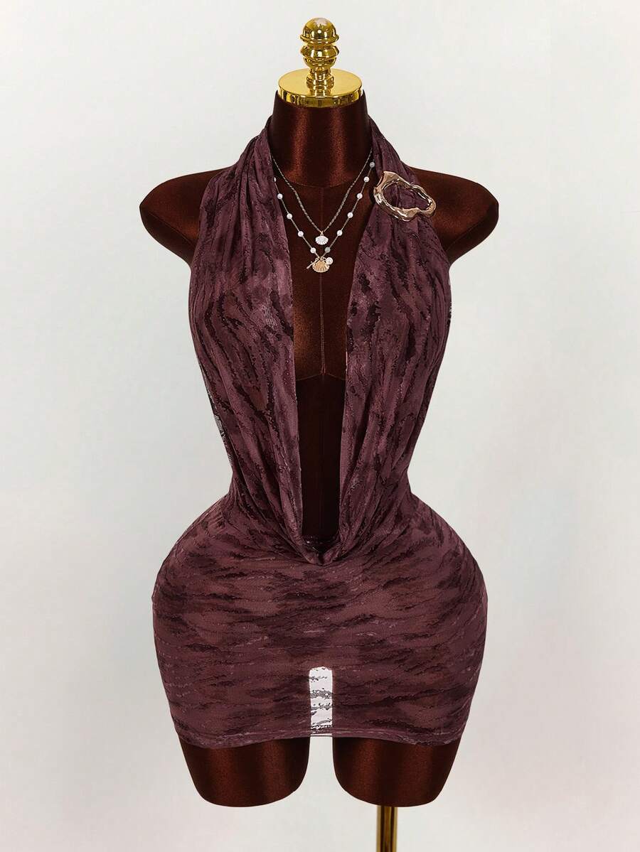 Amplova Gaun mini seksi berwarna ungu berbahan jala dengan leher halter, desain tanpa punggung, dan detail transparan dengan motif cetak di seluruh permukaan. - Purple - View 1