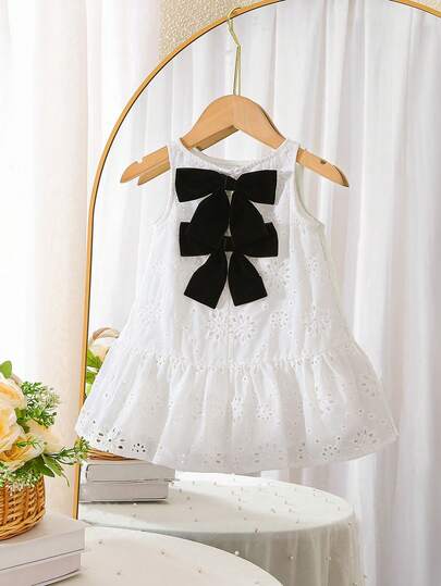 SHEIN 这款女婴夏季可爱白色碎花无袖连衣裙适合生日派对、聚会、表演、婚礼、洗礼、开幕式、日常穿着、上学、郊游以及春夏季节穿着。