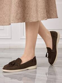 Sleekvia Cómodas y elegantes mocasines casuales de ante color café con diseño de lazo y borlas, adecuados para ir al trabajo, actividades al aire libre, viajes, compras y uso diario - Café integral - Ver 3