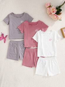SHEIN Playful Pals Bộ 3 món quần áo bé gái kiểu dáng dễ thương, in hình trái tim, chất liệu dệt kim gân, tay ngắn, dáng suông, mềm mại, dày dặn, gồm áo, áo thun, quần short và quần dài, thích hợp mặc mùa hè, bộ đồ thường ngày hai mảnh, mặc hàng ngày, mùa xuân hè. - Nhiều màu - Xem 7