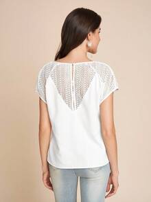 Amorya 白色蕾丝钩编纹理纽扣后背V领衬衫 - 白色 - 查看 2