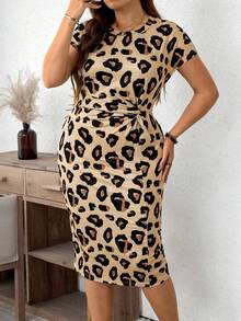 SHEIN LUNE 大码女式豹纹圆领短袖扭腰修身时尚连衣裙，豹纹连衣裙，动物纹连衣裙，猎豹纹连衣裙，豹纹短袖连衣裙，女式休闲连衣裙，女式动物纹套装，女式度假套装，女式两件套，女式豹纹连衣裙，女式休闲连衣裙，女式时尚连衣裙，豹纹长裙，女式动物纹连衣裙 - 卡其色 - 查看 5