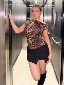 Bethéva Y2K Gyaru 豹纹紧身不对称领口褶皱女式 T 恤，复古千禧年，校园风 - 彩色 - 查看 1