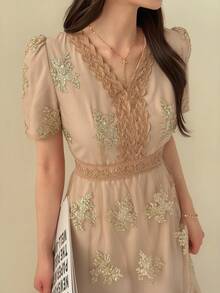 DAZY 女士优雅刺绣网纱V领收腰连衣裙，度假风，夏季 - 杏色 - 查看 6