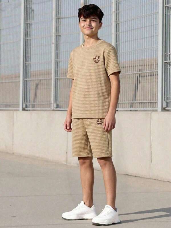 Vacaura Conjunto de camiseta y pantalones cortos para adolescentes con textura caqui y bordado de cara sonriente, adecuado para uso diario en verano