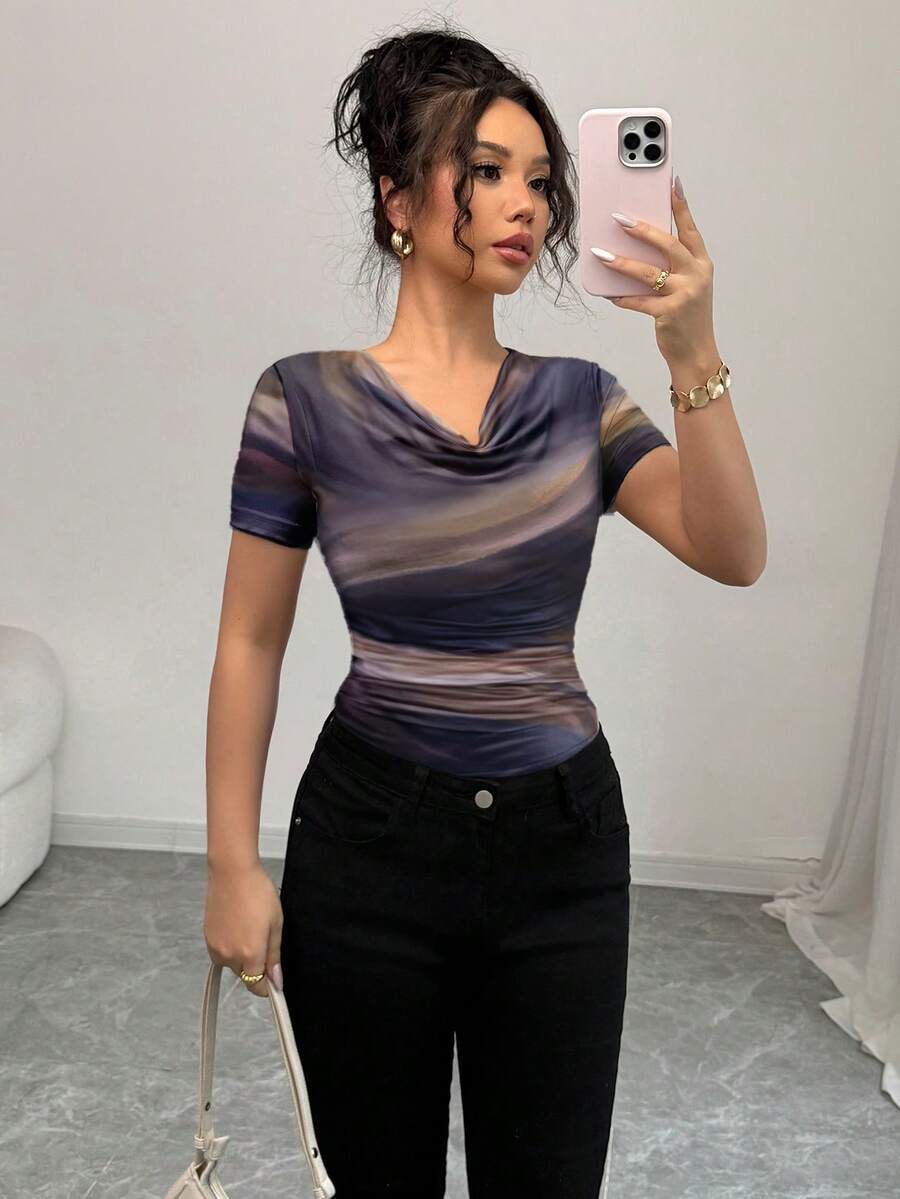 Elenzga Camiseta de manga corta ajustada con cuello drapeado y estampado de teñido anudado elegante para mujer, uso casual de todos los días, primavera/verano - Marrón - Ver 1