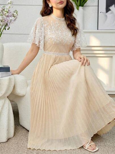 Tonårsflickors moderiktiga broderad meshklänning med utsvängda ärmar, midja och veckad fåll, sommar