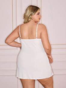 SHEIN Plus Size Lace Trim Contrast Color Spaghetti Strap Mini Side Slit Nightgown - White - View 2