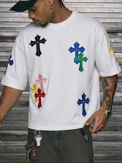 AXEPEAK Camiseta de manga corta de cuello redondo blanca con parche de cruz multicolor para hombre