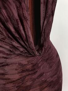 Amplova Gaun mini seksi berwarna ungu berbahan jala dengan leher halter, desain tanpa punggung, dan detail transparan dengan motif cetak di seluruh permukaan. - Purple - View 7