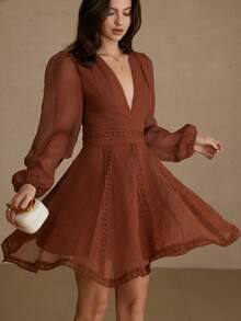 Aveloria Rosie Braunes Spitzenkleid, handgefertigte gewobene Hohlkonstruktion, eleganter Vintage-Stil geeignet für formelle Anlässe, Partys, Herbst/Winter, tiefer V-Ausschnitt, Puffärmel-Element, taillenbetonendes A-Linien-Silhouette, seidenähnlicher transparenter Stoff. Schlüsselmerkmale: Spitzenkleid, Hohlverzierung, Vintage-Kleid, tiefer V-Ausschnitt, Langarmkleid, taillenschmeichelnde Form, leinenähnlich, Partykleid. Leinenartiges Rüschenbesatz V-Ausschnitt Urlaubsstil Langarmkleid - Braun - Übersicht 6