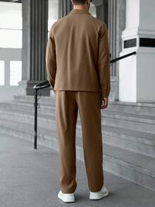 Manfinity CasualCool 男士纯色拉链夹克和斜插口袋长裤套装 - 卡其色 - 查看 2