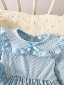 SHEIN Đầm dài tay màu trắng kiểu dáng thanh lịch, ngọt ngào, dễ thương, tối giản, thoải mái cho bé gái sơ sinh, với cổ áo kiểu búp bê phối màu nơ và tay áo xếp ly. - Màu xanh lam - Xem 5